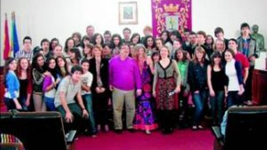 Reciben a alumnos franceses que están de intercambio con el Santiago Apóstol