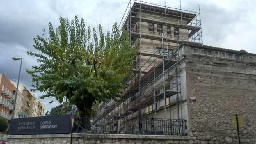 Arrancan las obras de reparación de la fachada del antiguo Lluís Vives