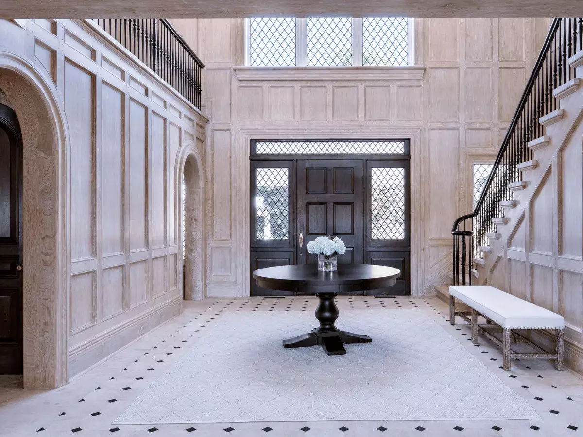 La entrada a la casa está presidida por un recibidor forrado en madera y con un estilo sobrio y elegante. Un reflejo del mimo y trabajo artesanal de su arquitecto, Standford White.