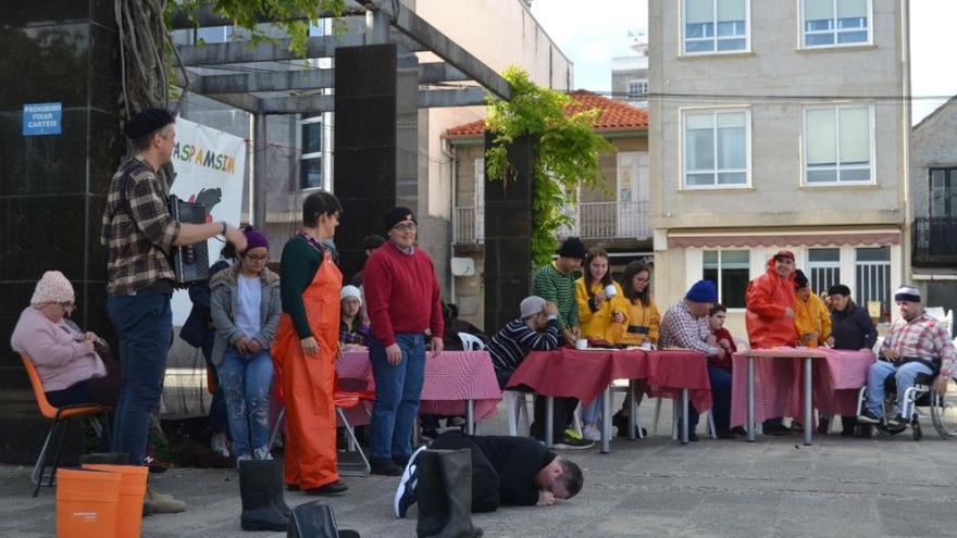 Un momento da recreación de Aspamsim na Praza das Pontes de Cangas.// G.N.