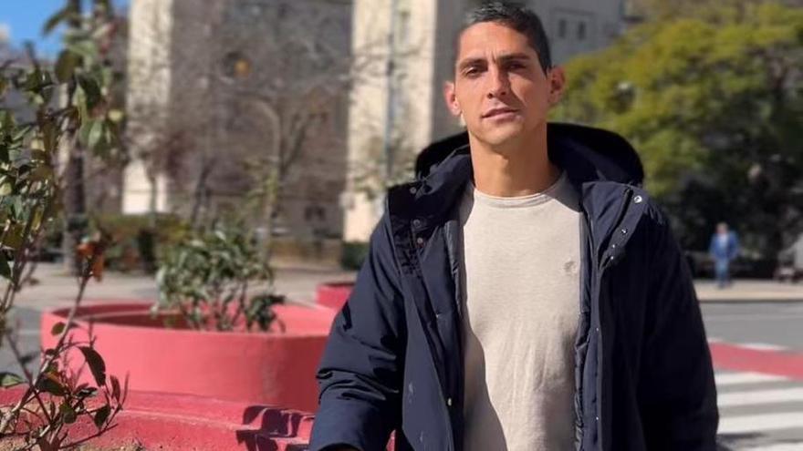 Ximo Catalán, junto a los maceteros.