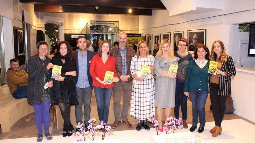 Carmela Silva (quinta derecha), con el alcale de Bueu en la presentación del libro en la localidad. // FdV