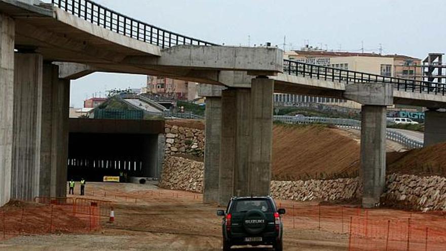 Un coche accede a uno de los viaductos construidos en el tramo La Alcoraya-Alicante, cuyas obras finalizaron ayer de forma oficial.
