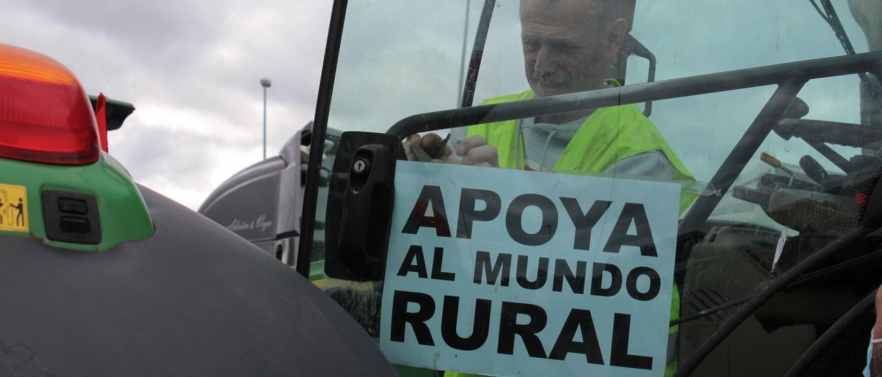 Un ganadero asturiano participa en una tractorada en el Occidente.