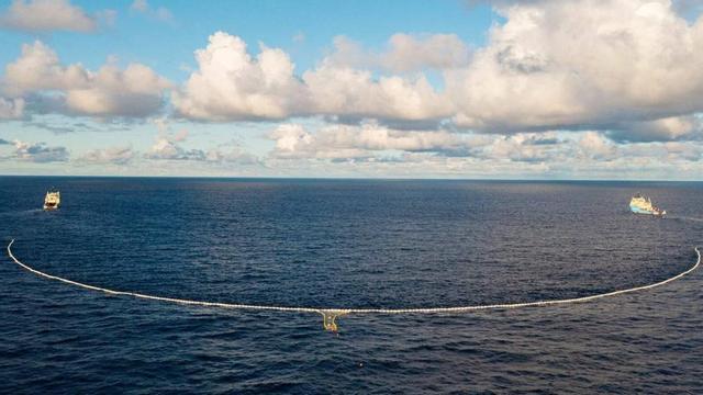 Dues embarcacions de l’entitat arrosseguen una xarxa per a atrapar residus plàstics | THE OCEAN CLEANUP