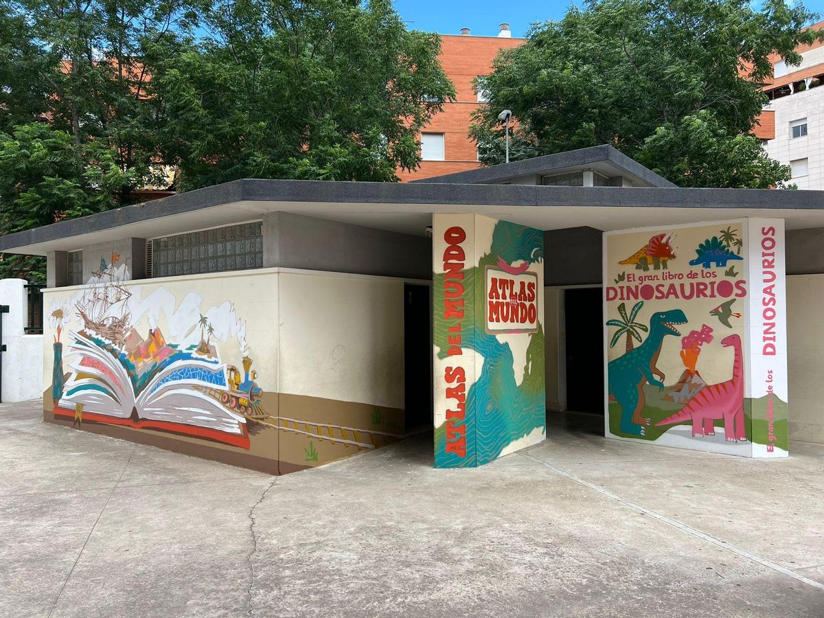 Mural realizado en el CEIP Cronista Rey Díaz por Korobkov Art Studio.