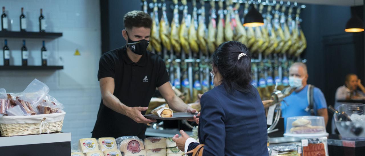 Jamón ibérico y pasteles de nata para rejuvenecer el mercado de Vegueta