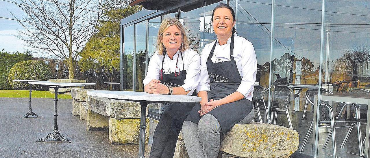 Teresi y Luisi García Noval, en el exterior de su local en Oles, Villaviciosa.