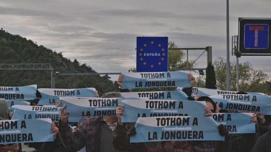 Participants del Tsunami convocant al tall de la Jonquera.