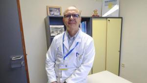 El doctor Antonio Naranjo, en su consulta.
