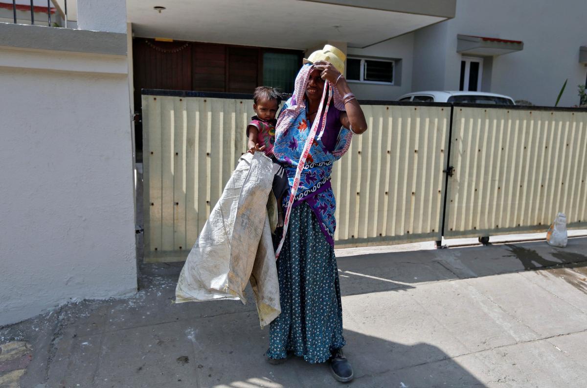 Aquesta és Shivani, la nena índia de 15 mesos que es passa el dia lligada a una pedra mentre els seus pares treballen en una obra