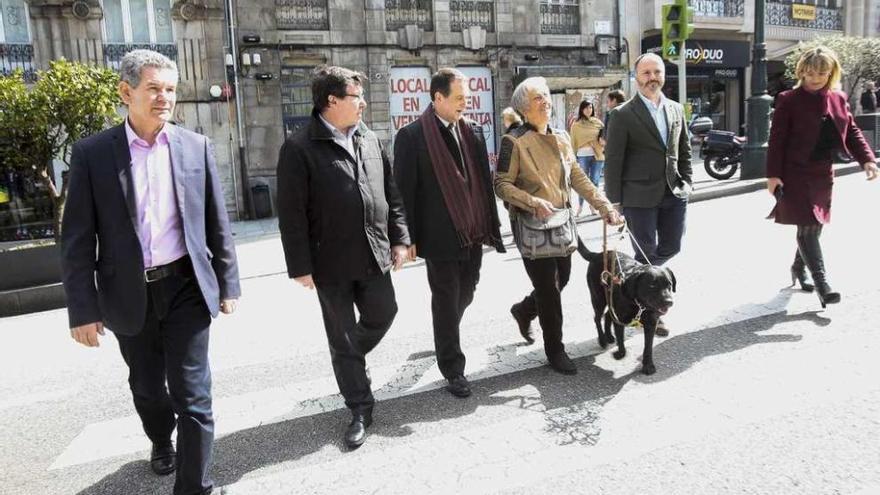 Semáforos para invidentes sin contaminación acústica  |  El Concello ha instalado un nuevo sistema en más de 130 semáforos de la ciudad para que la señal acústica dirigida a invidentes no contamine el entorno. Si antes el sonido se activaba desde las siete de la mañana hasta las once de la noche, ahora será un mando con el que cuentan los invidentes o el bluetooth del teléfono móvil el que lo active de manera automática y puntual. Todavía quedan 170 semáforos por acomodar a esta nueva tecnología, creada por el Centro Tecnológico de Automoción de Galicia y que ahorrará 200.000 euros al Concello.