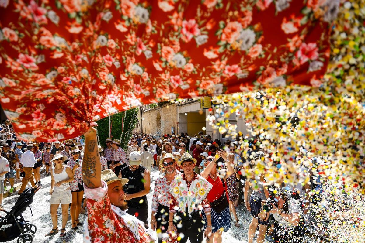 Bétera se rinde a la Rodà: confeti, pólvora y 16 Alfàbegues con nombre de mujer