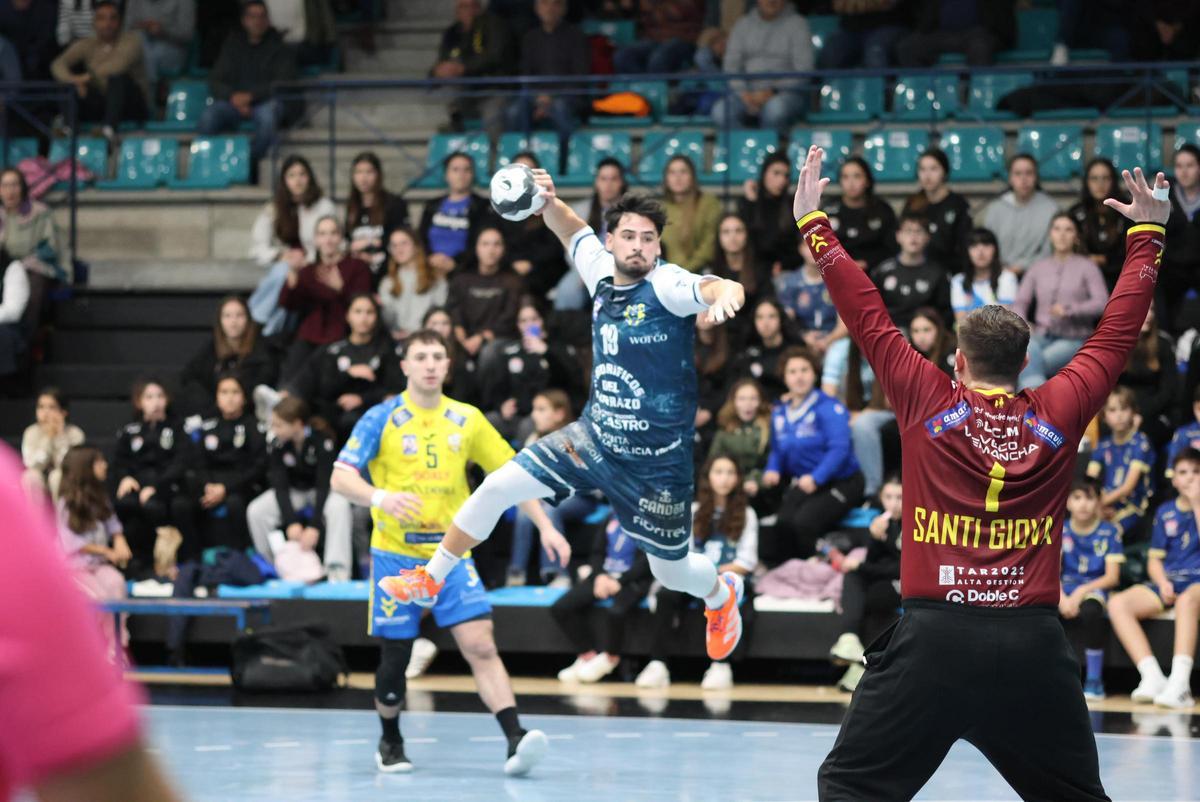 Arnau Fernández, máximo goleador del partido, en una acción de lanzamiento.