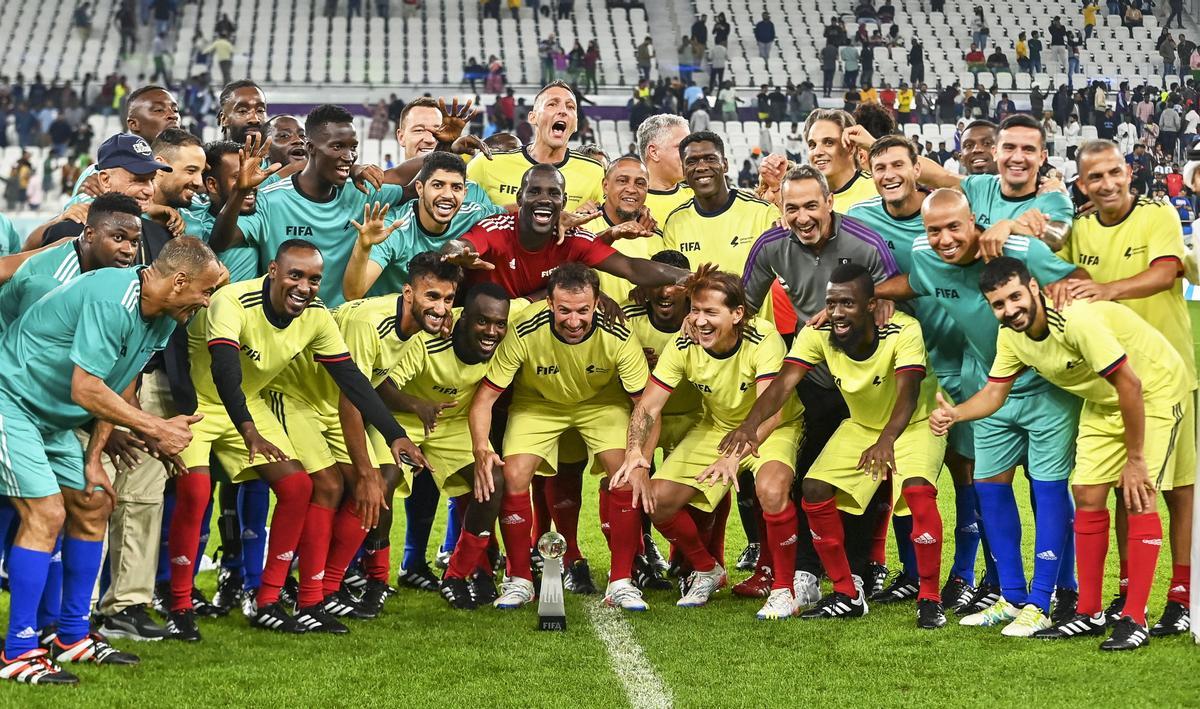 Doha (Qatar), 12/12/2022.- Former Italian player Alessandro Del Piero (C) and teammates celebrate after the Workers and FIFA Legends soccer match at Al Thumama Stadium in Doha, Qatar, 12 December 2022. FIFA World Cup 2022 guests and volunteers watched workers and FIFA legends playing in a 60-minute match (Mundial de Fútbol, Catar) EFE/EPA/NOUSHAD THEKKAYIL