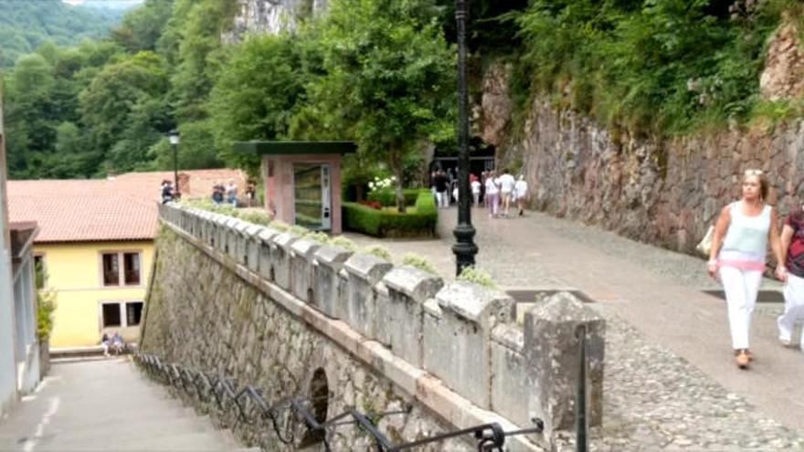 Así es la zona por la que cayó el pequeño de tres años en Covadonga