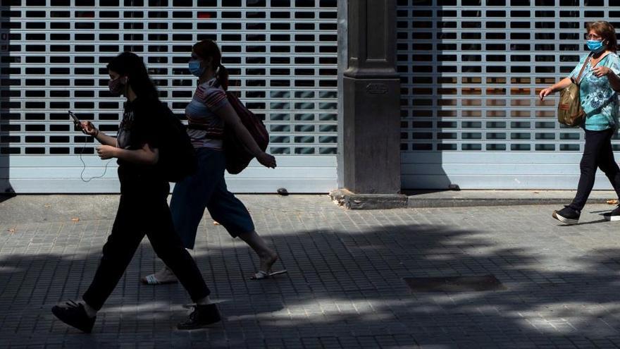 Varias personas con mascarilla en Barcelona.