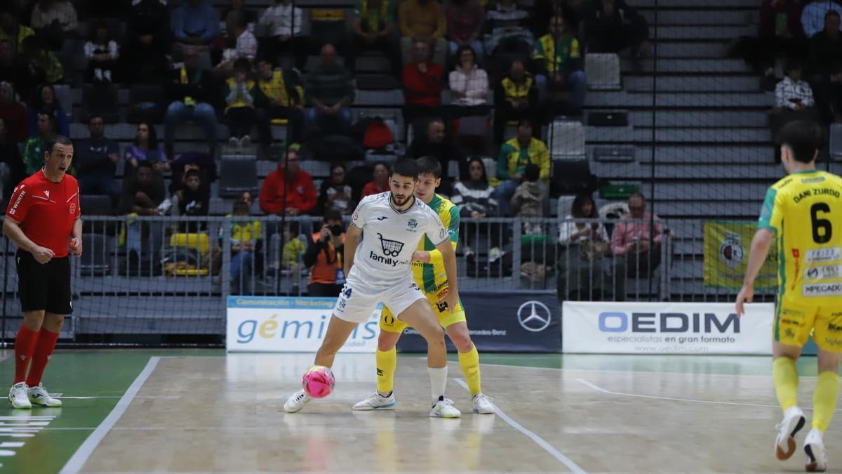 Cola, presionado por un defensa, en el partido del sábado en Jaén.