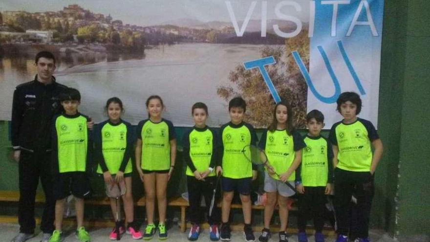 Equipo Sub11 del Ravachol presente en el circuito gallego. // FdV