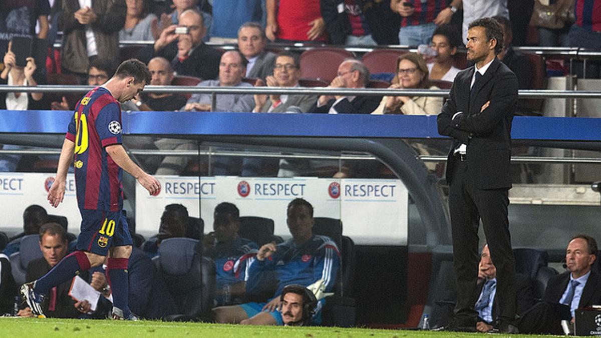 Messi se dirige al banquillo tras ser sustituido por Luis Enrique durante el partido contra el Ajax