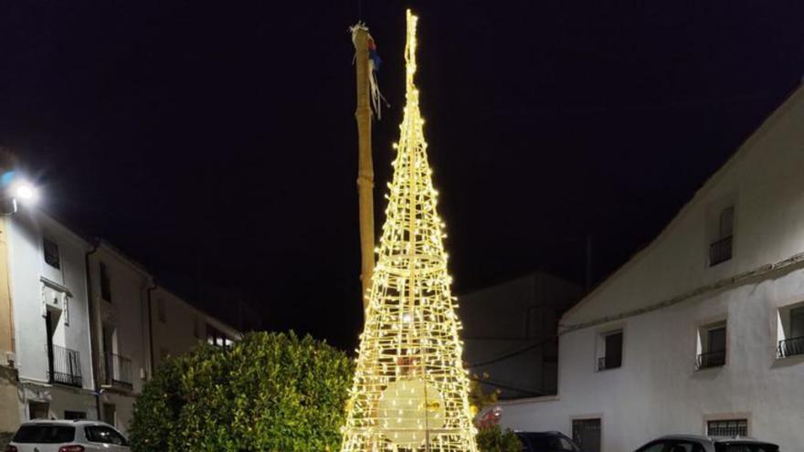 El árbol es uno de los adornos destacados en la decoración.