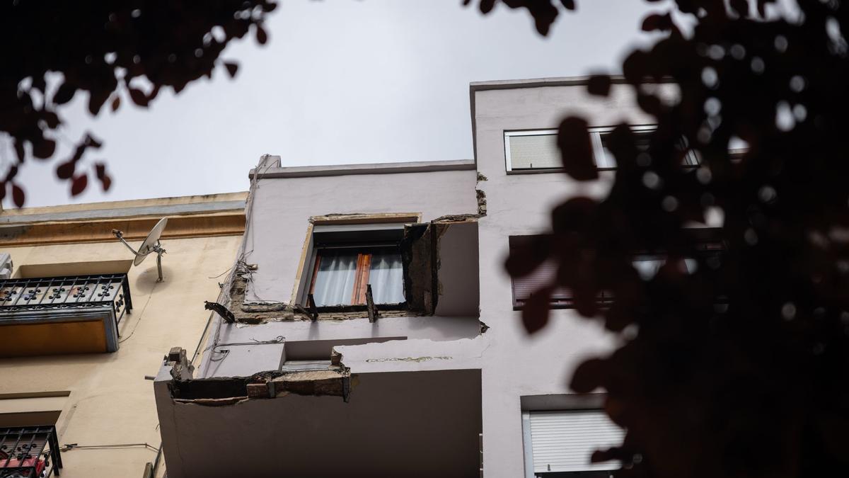 En imágenes | Así ha quedado el edificio de la plaza Santo Domingo tras el derrumbe del balcón de un quinto piso