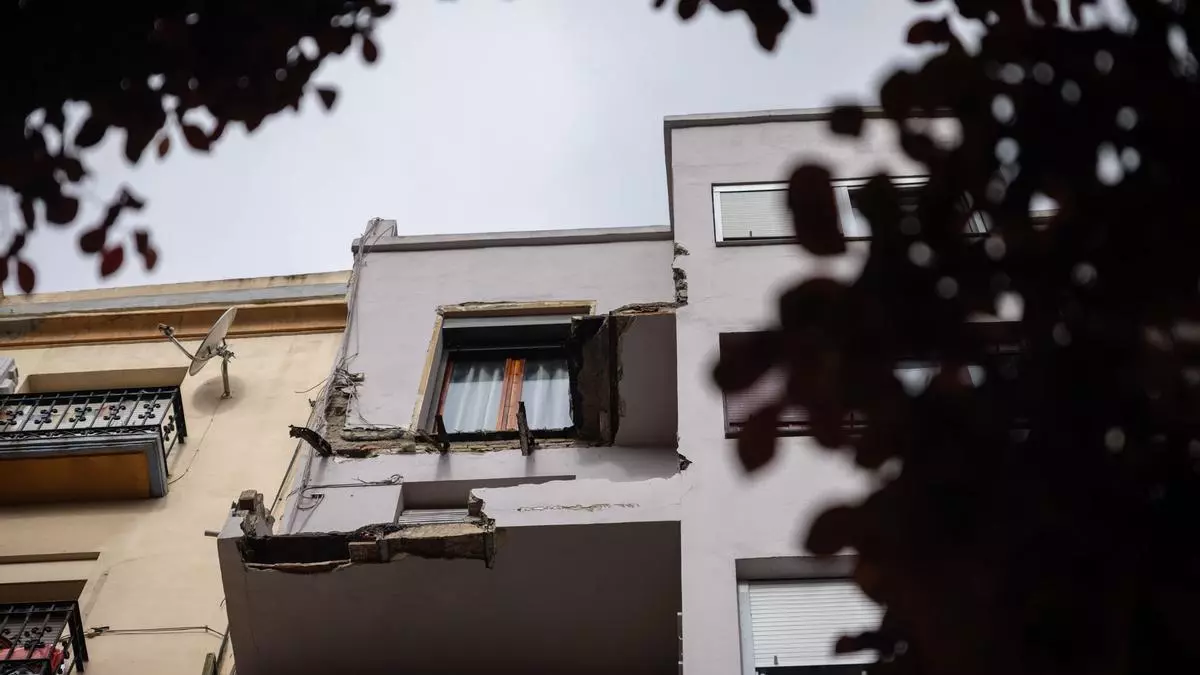 Cae el balcón de un quinto piso en Zaragoza: "Ha sido una suerte enorme que no hubiera ningún muerto"