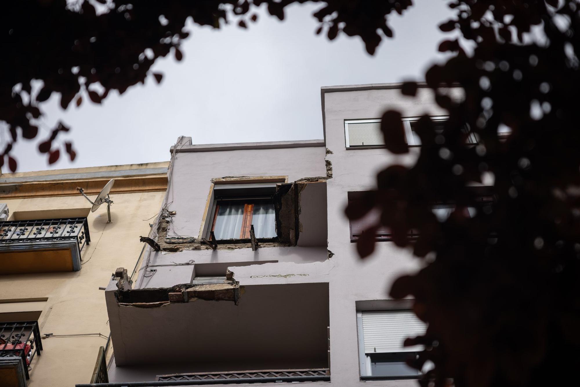 En imágenes | Así ha quedado el edificio de la plaza Santo Domingo tras el derrumbe del balcón de un quinto piso