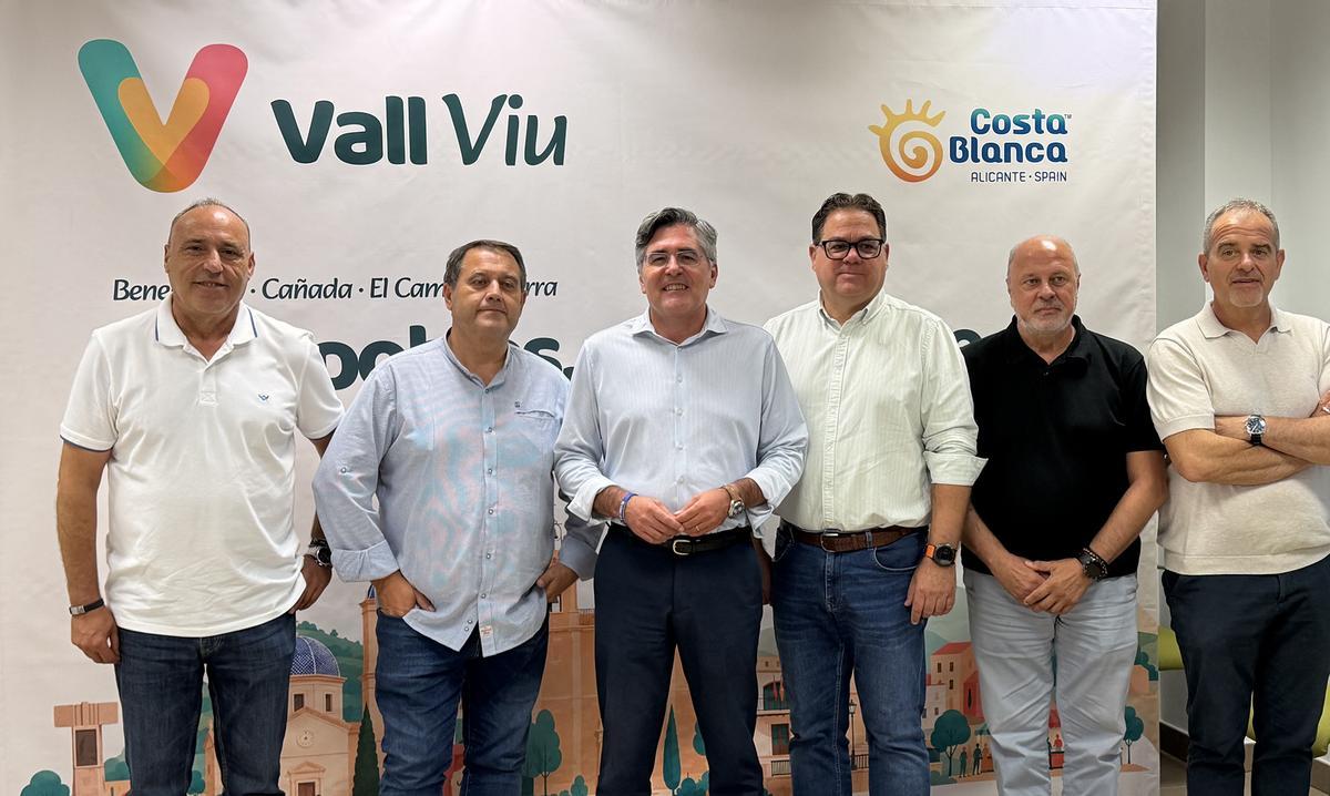 El diputado provincial Carlos Pastor, reunido con alcaldes y representantes de la Diputación.