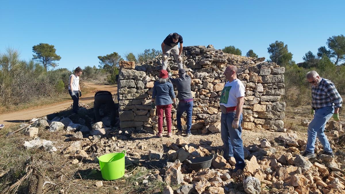 Un taller de voluntariat de restauració de barraques