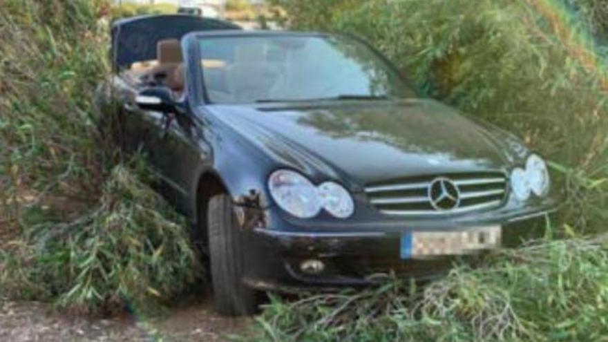 Der Mercedes Cabrio in einem Garten bei Son Ferriol.