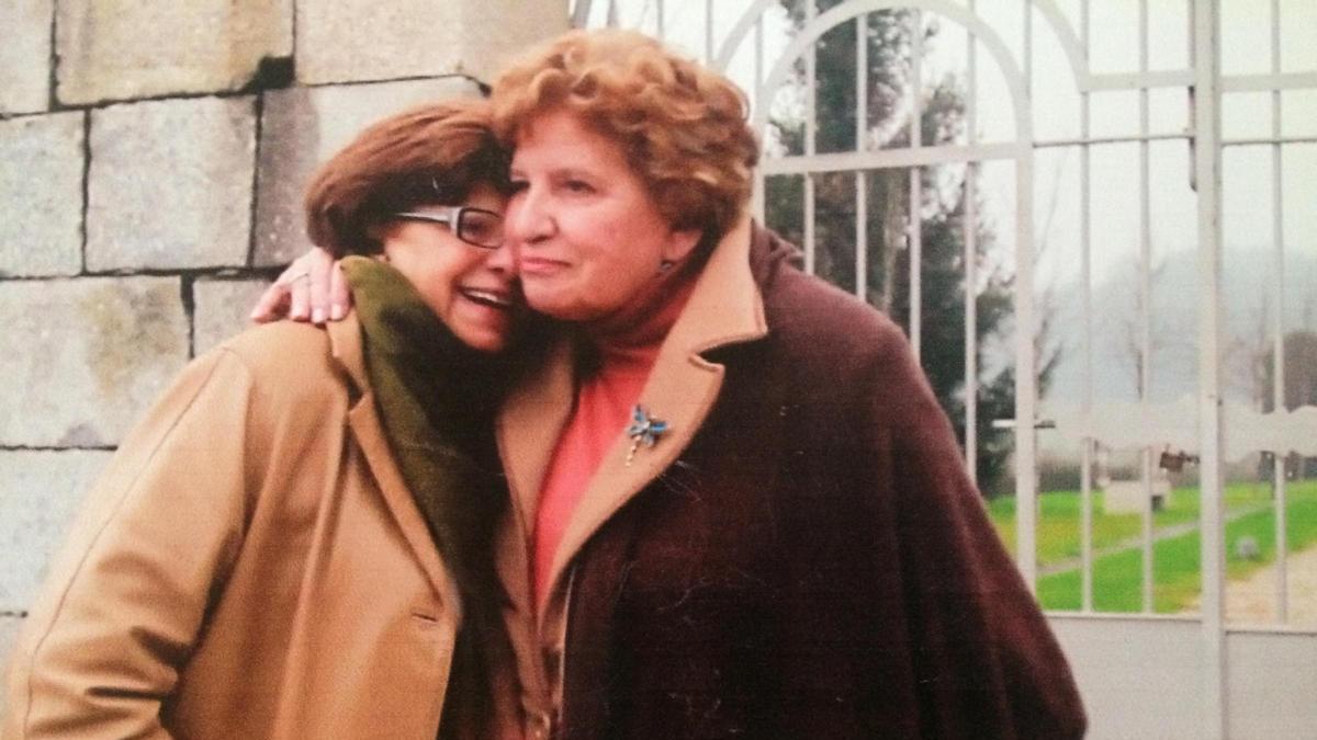 Dora Carrera, con Carmen Avendaño.