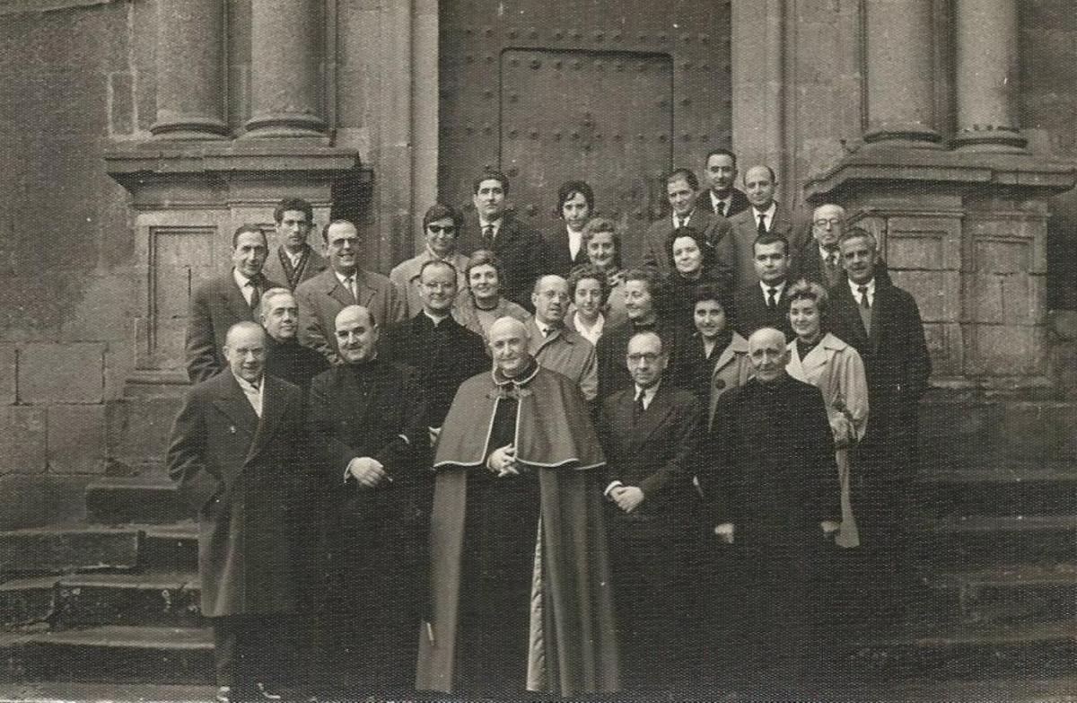 Claustro del Instituto en el Curso 55-56: Junto al obispo Manuel Llopis Ivorra, un profesorado ilustre: Abilio Rodríguez Rosillo, Daniel Serrano García, Casimiro García García, Eliseo Ortega Ramiro, Pablo Naranjo Porras, Elena Málaga, Justo García Gil, Juan Delgado Valhondo...