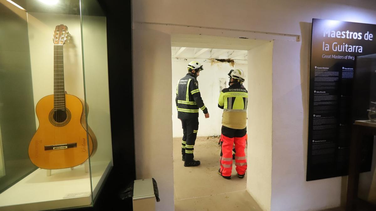 Los bomberos, en la Posada del Potro.