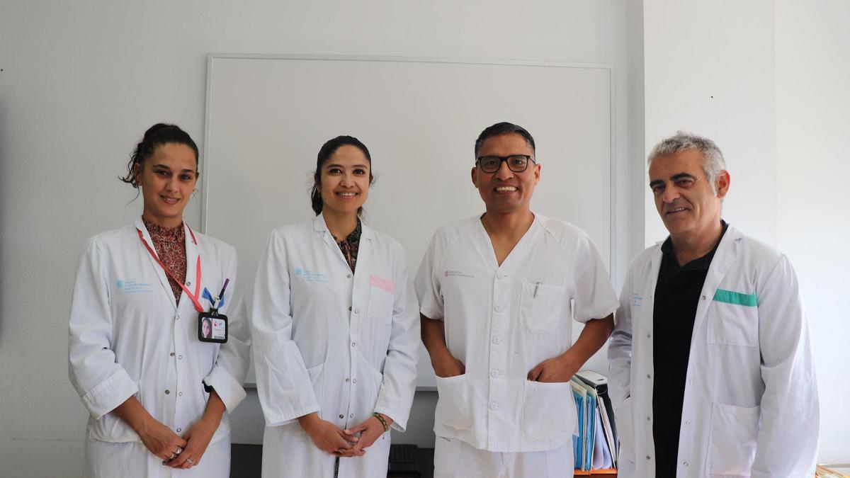 De izq. a dcha. la directora médica de Atención hospitalaria, Dra. Sausan Sayed, la Dra. Paulina Flores, el Dr. Joel Davis Osorio y el subdirector quirúrgico, el Dr. Manel Deiros.