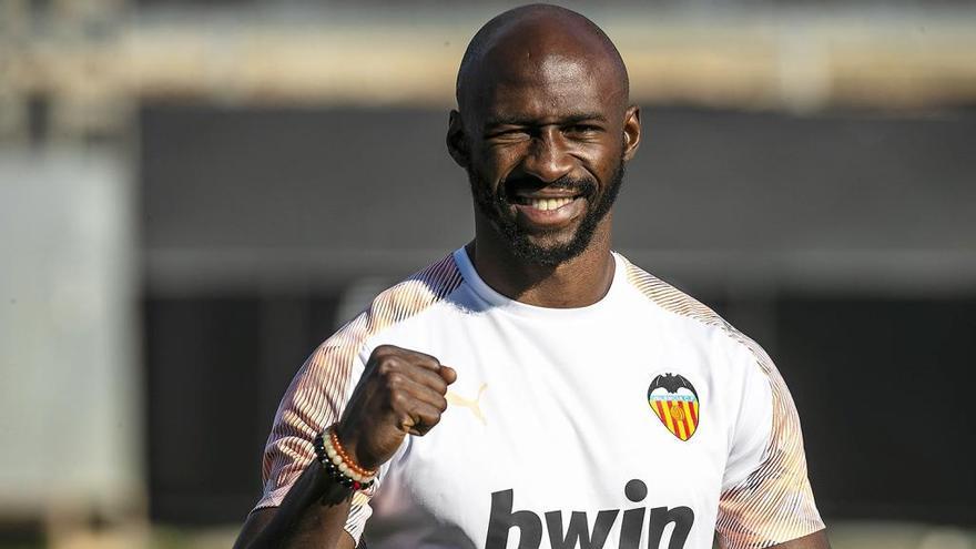 Eliaquim Mangala, durante un entrenamiento con el Valencia CF.