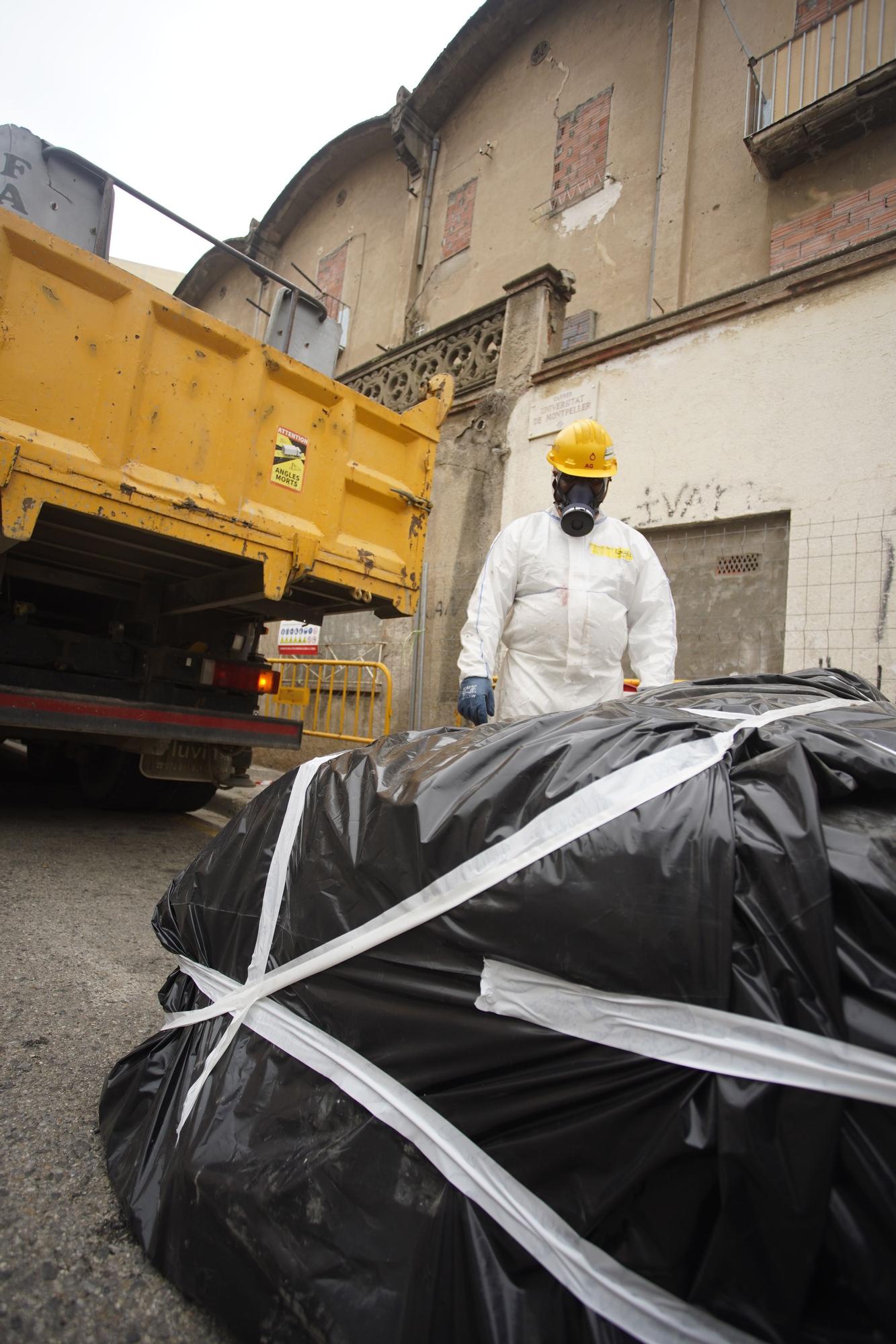 Retiren el fibrociment per enderrocar els edificis del carrer Universitat de Montpeller