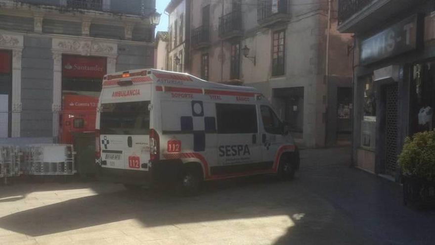La ambulancia, atascada ayer en Pravia.