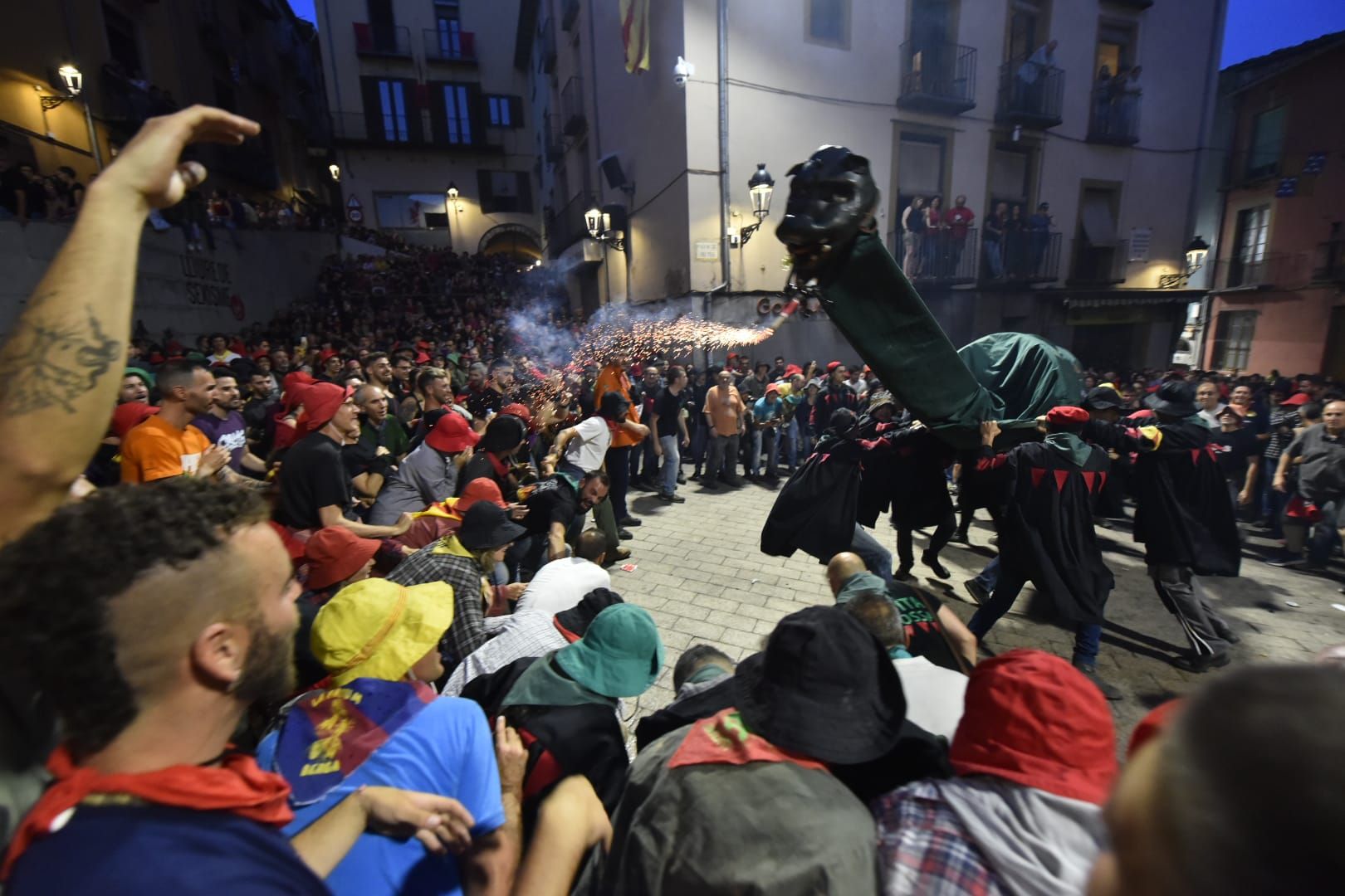 Berga inicia el passacarrers del vespre de Patum enmig d'una gran cridòria