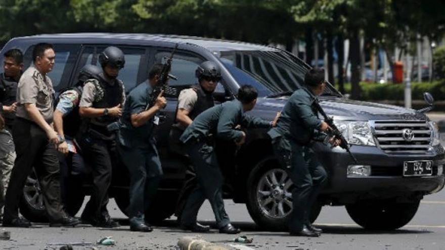 Al menos siete muertos en varias explosiones y un tiroteo en la capital de Indonesia