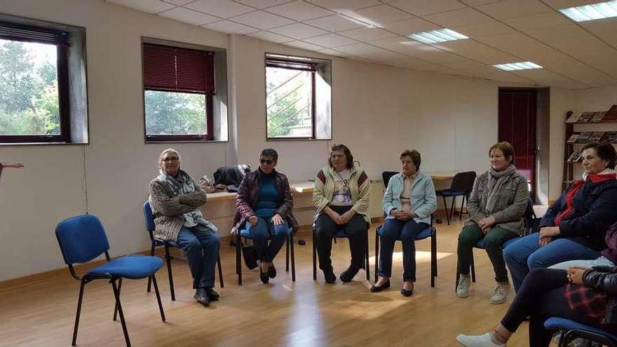 Taller de risoterapia en la Biblioteca Municipal de Cruces