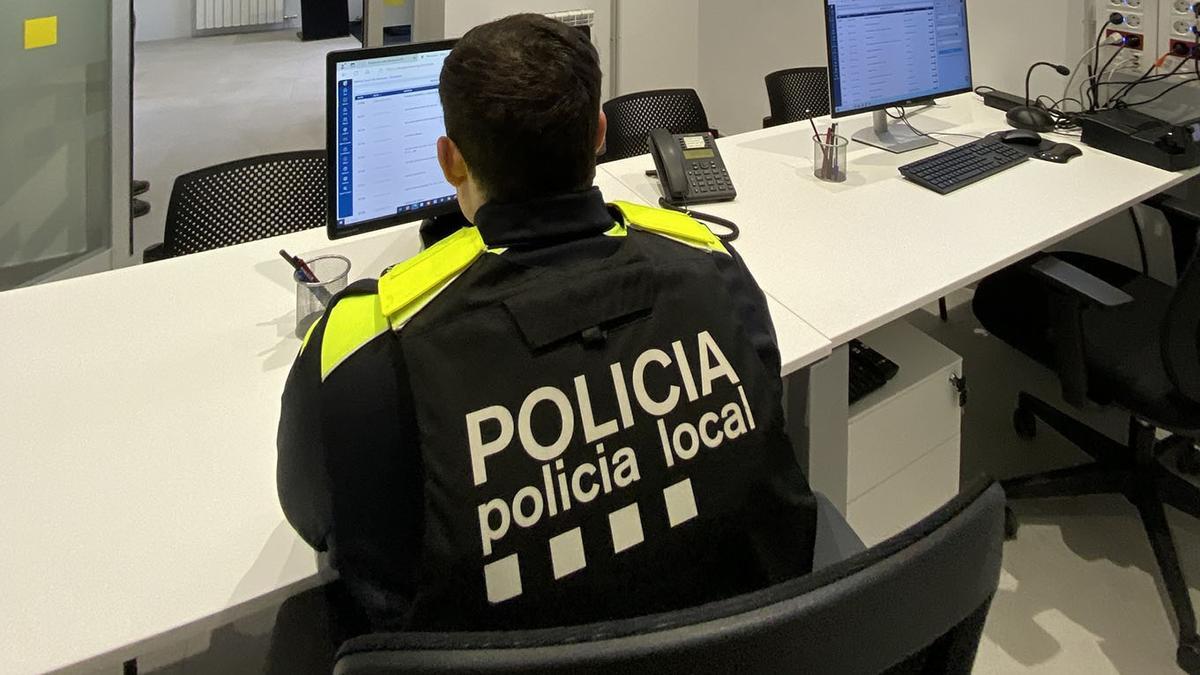 Un agent de la Policia Local a la comissaria