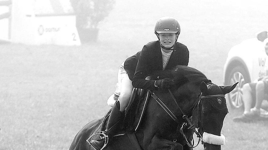 Elena Llavata, con &quot;Atrevido CX&quot;, en una de las pruebas.