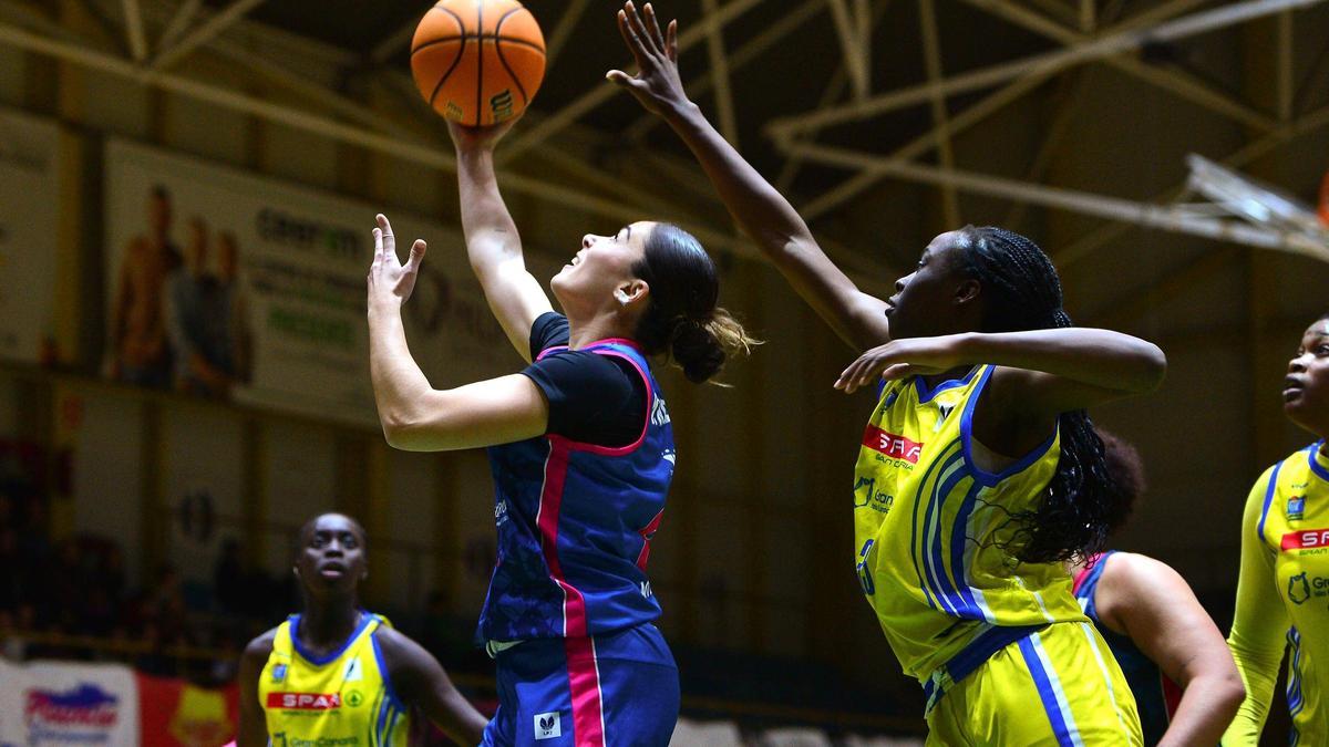 María Romero trata de anotar en el partido de este sábado.