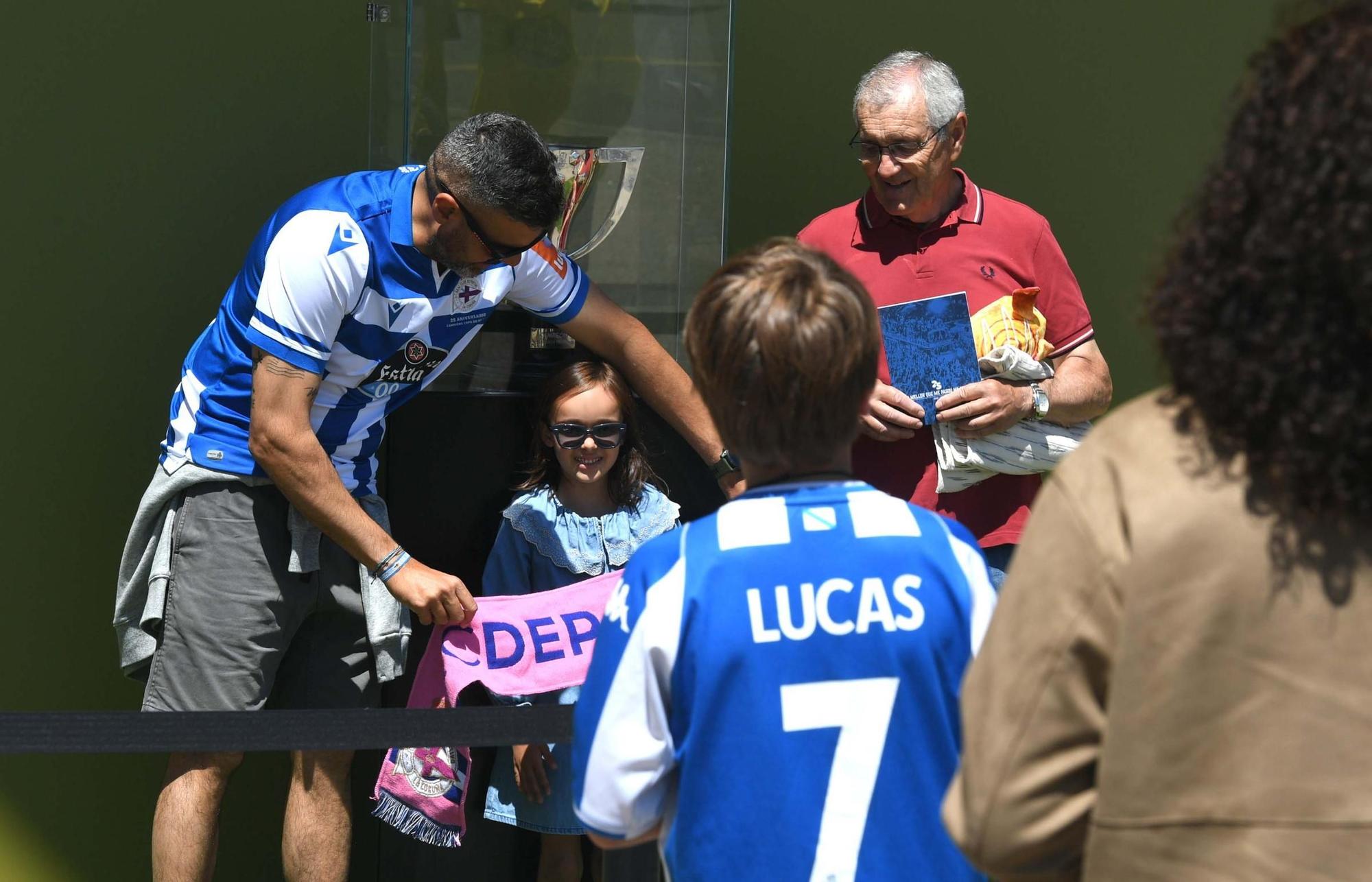 Fiesta blanquiazul en Riazor por el 25ª aniversario de la Liga del Dépor