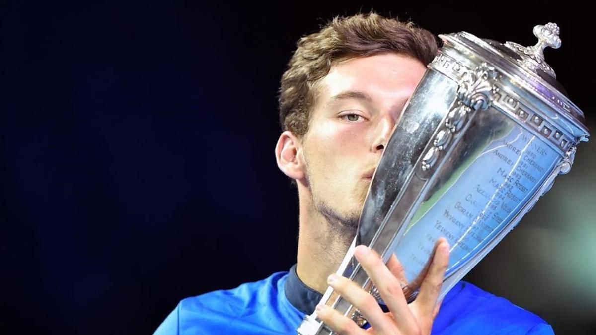 Pablo Carreño besa el trofeo del Abierto de Moscú tras derrotar en la final a Fabio Fognini.