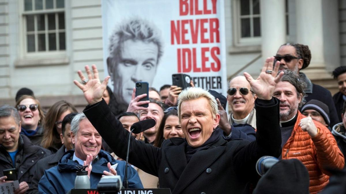 Billy Idol, durante la presentación de la campaña, junto al alcalde de Nueva York, Bill de Blasio (detrás, de azul).