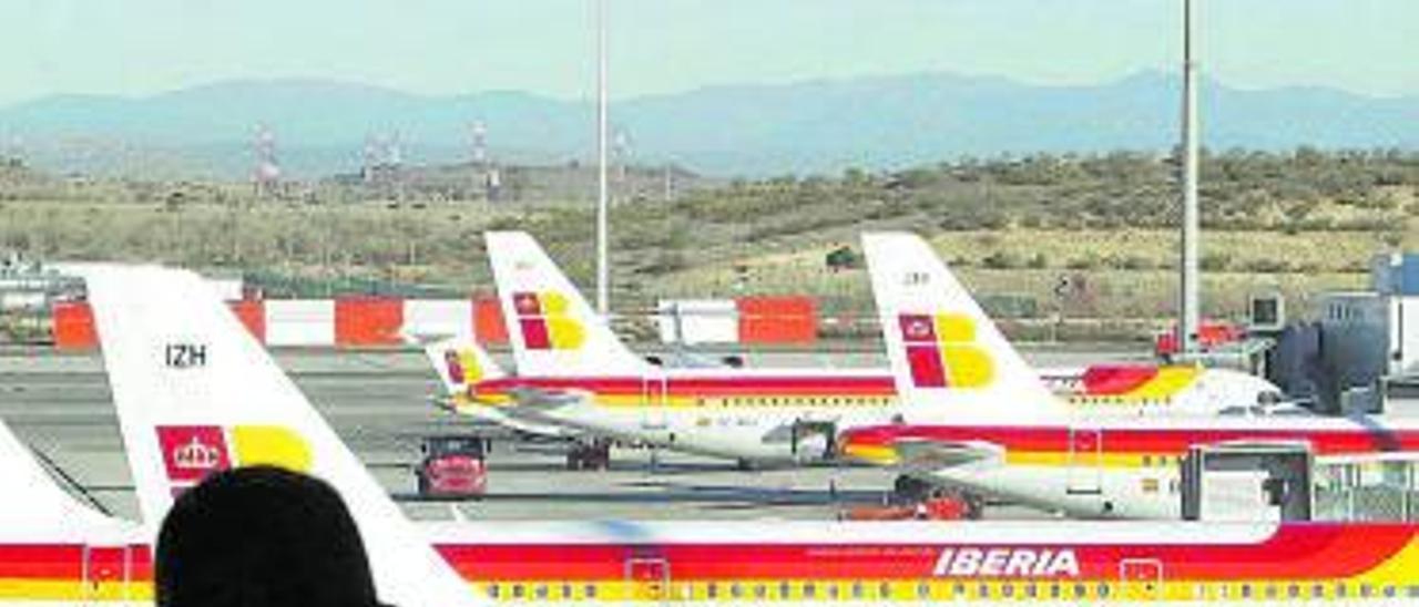 Los aviones de Iberia en la T4 deI Aeropuerto de Barajas.