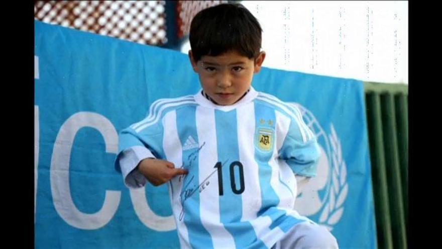 Murtaza ya puede presumir de su nueva camiseta gracias a Messi