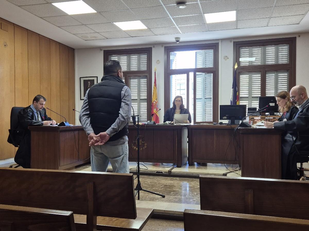 El acusado de la presunta agresión sexual a una mujer en una sucursal bancaria okupada de Palma